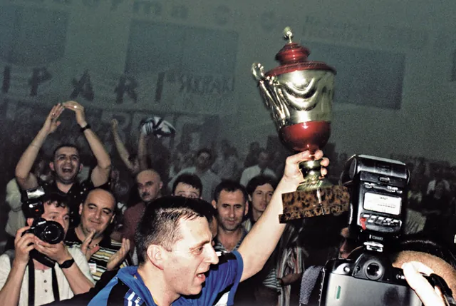 Josip Kožul podiže trofej pred navijačima