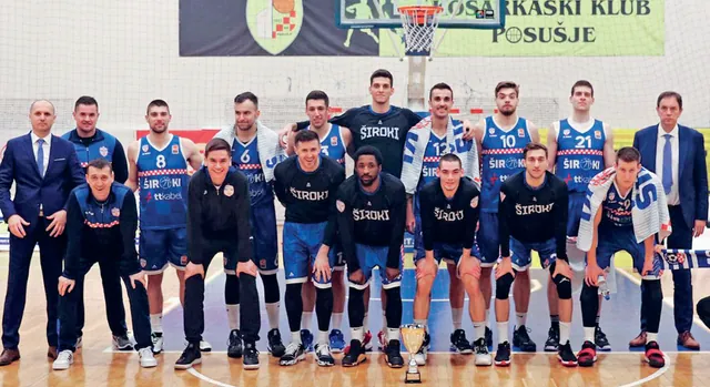 Momčad Širokog nakon osvajanja Kupa Herceg-Bosne 2021./22.