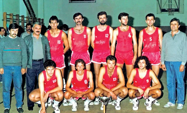 Košarkaši Mladosti s trofejem Kupa Hercegovine