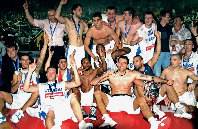 Slavlje košarkaša HKK Široki nakon utakmice