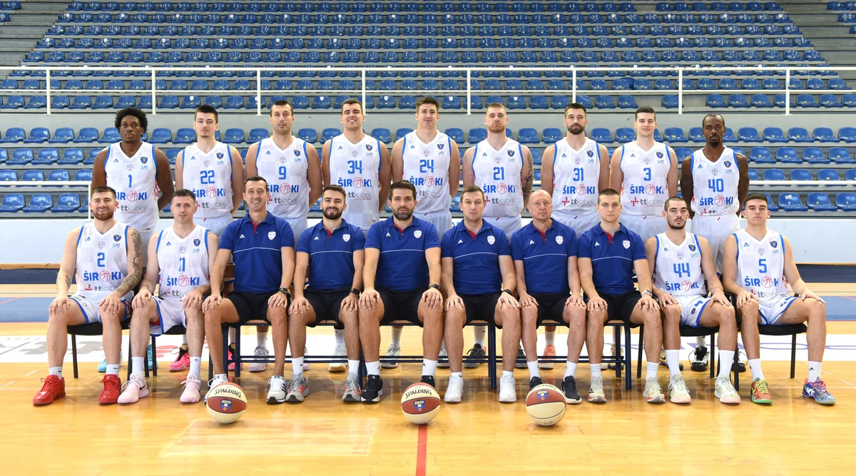 Igrači i stručni stožer HKK Široki TT Kabeli na zajedničkoj fotografiji u dvorani Pecara